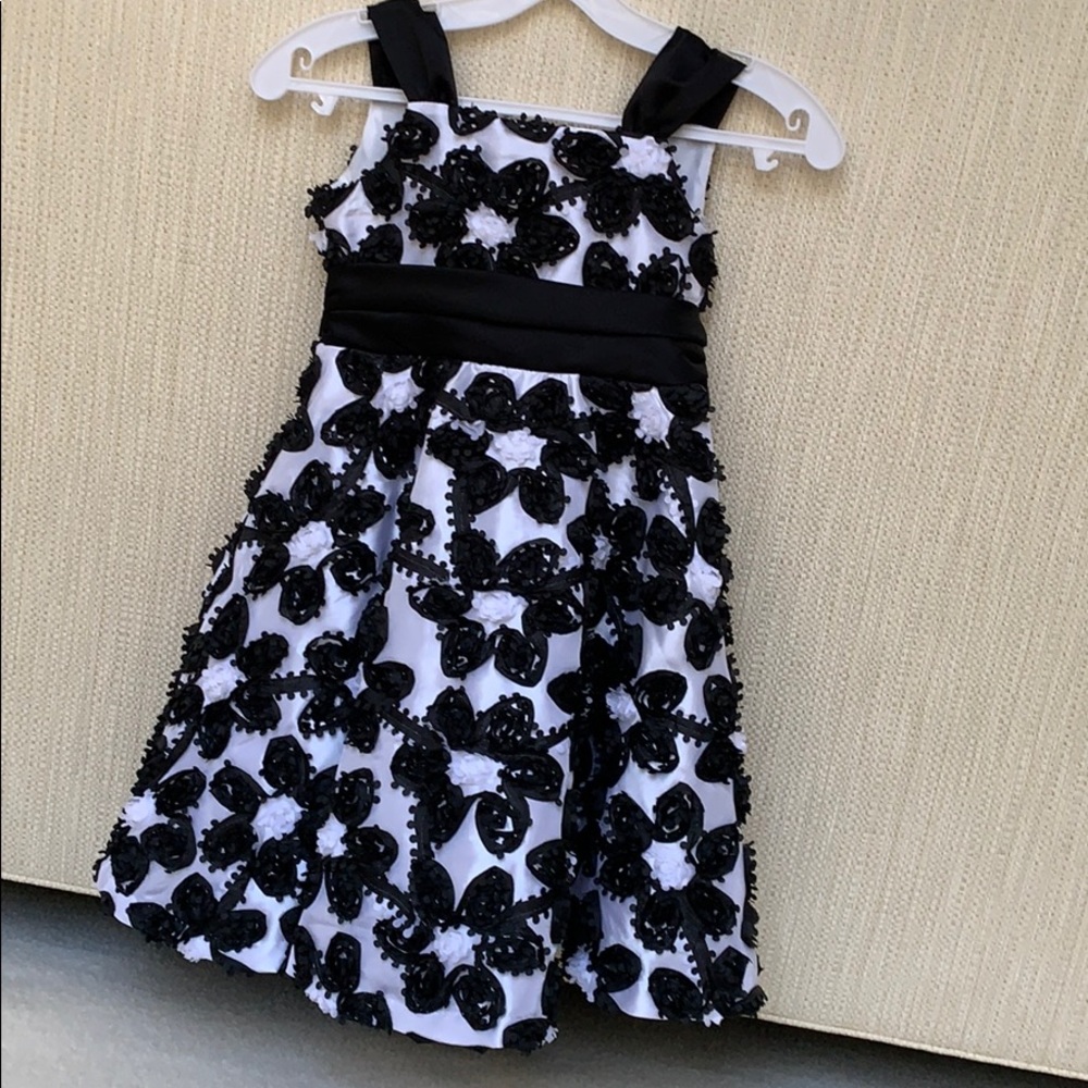 Black and White Sleeveless Dress